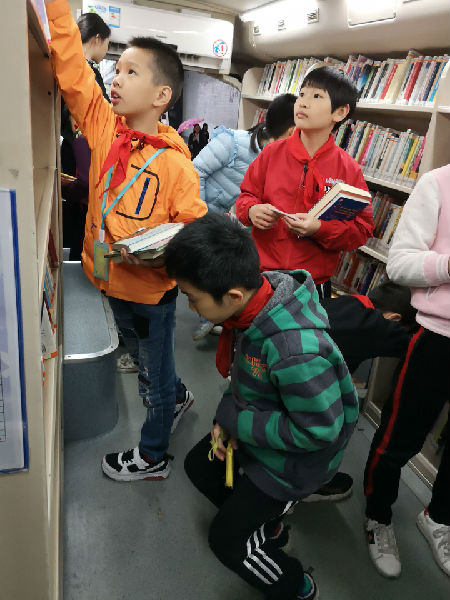 挑书.jpg